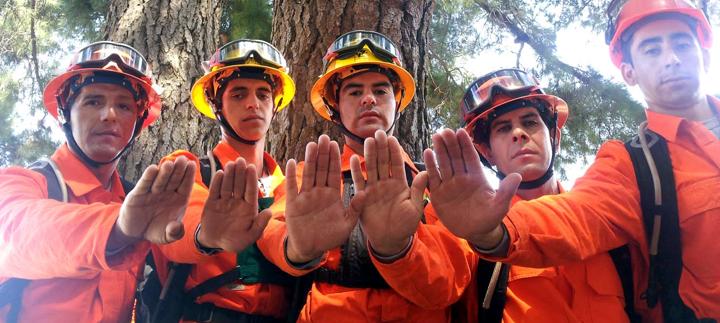 Considerando que el 99% de los siniestros forestales son generados por el descuido de las personas, autoridades de Onemi, Conaf y CORMA, insistieron en extremar los cuidados en Navidad y Año Nuevo. bomberos